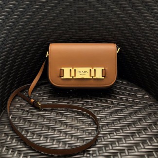 프라다 로고 메탈 버클 플랩백 1BD244 브라운
