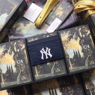 구찌 카드 홀더 뉴욕 양키스 패치가 장식된 슬림 카드 케이스 ‎547793 네이비