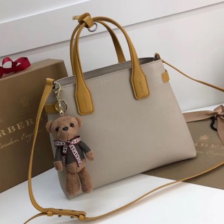 버버리 미디엄 투톤 가죽 배너 토트백 40759521 라임스톤