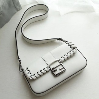 펜디 신상 바게트 숄더백 8BR60087 화이트