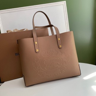 버버리 스몰 엠보싱 크레스트 가죽 토트 80066111 브라운