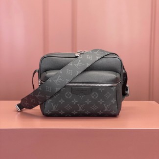루이비통 아웃도어 메신저 M30233