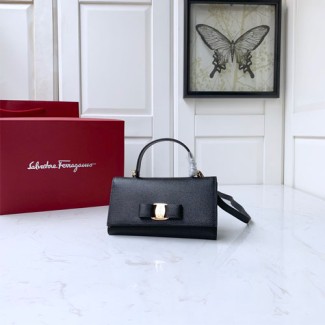 페레가모 탑 핸들 미니 클러치 22D529 블랙