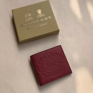 버버리 엠보싱 크레스트 가죽 바이폴드 지갑 40778291 레드