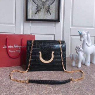 페레가모 신상 미디움 플랩백 21G671 악어무늬 블랙