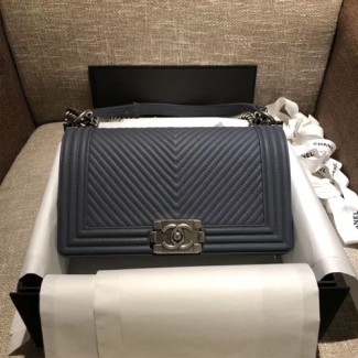 샤넬 보이 미듐 V패턴 플랩백 A67086 다크그레이 은장