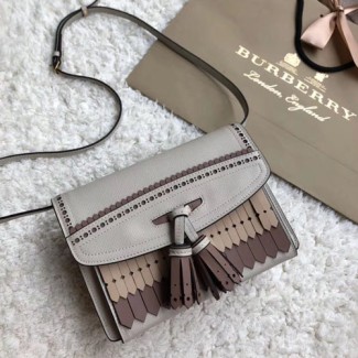 버버리 브로그 프린지 디테일 가죽 크로스 바디백 40642681 그레이
