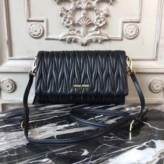 미우미우 마테라세 미니 크로스백 5BH080 블랙