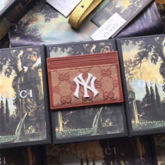 구찌 카드 홀더 뉴욕 양키스 패치가 장식된 슬림 카드 케이스 ‎547793 브라운