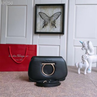 페레가모 간치니 미니 숄더백 22D293 블랙