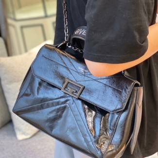 지방시 크랙클 가죽 미디엄 ID 백 BB051 블랙 메탈