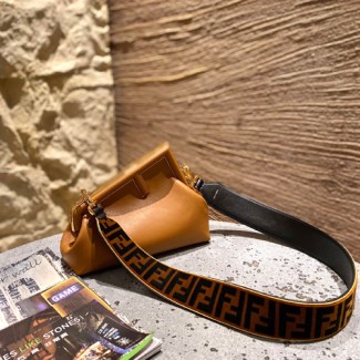 펜디 퍼스트 스몰 클러치백 숄더백 8BP129 카멜