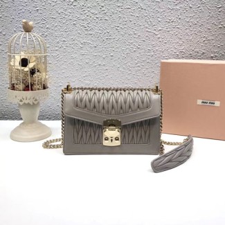 미우미우 마테라세 퀼트 숄더백 5BD083 그레이